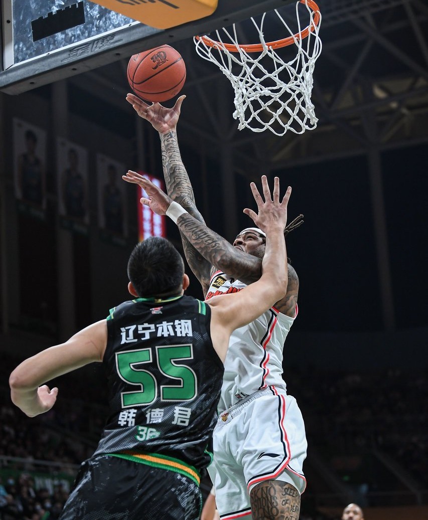 辽东金雕队对阵皖江雷霆队，排球半决赛爆冷，门将神扑救主——团队防守值得称道的简单介绍