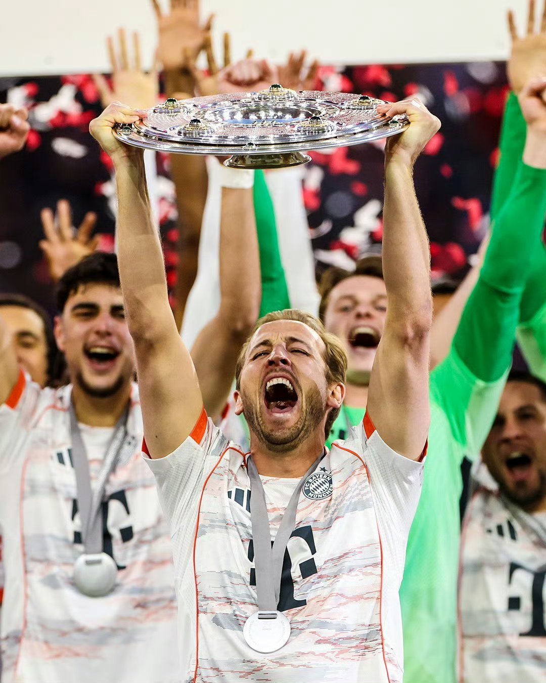 包含凯恩重返赛场，战术调整首场状态出色，利物浦观众沸腾！赛场气氛高涨的词条